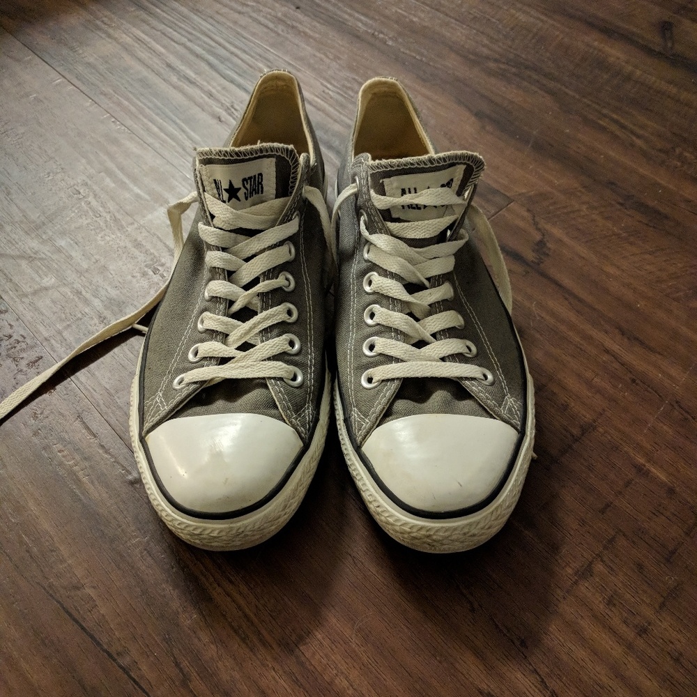 Size 9 Chuck Taylor Converse Shoes
